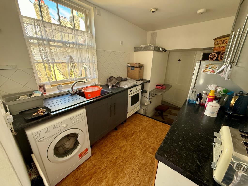 Lot: 86 - VACANT MIXED-USE BUILDING IN TOWN CENTRE - Kitchen